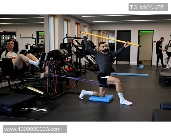 身体强壮的足球明星如何通过锻炼与饮食塑造完美体型与竞技状态